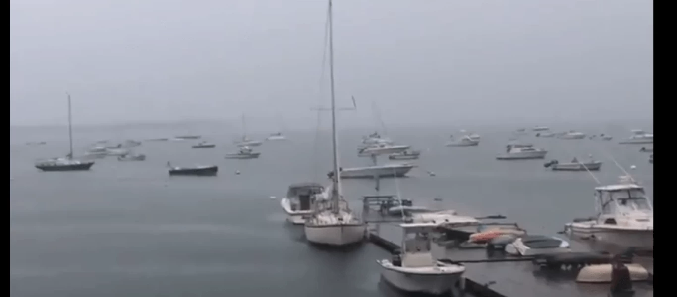 Η στιγμή που κεραυνός χτυπάει σκάφος (βίντεο)